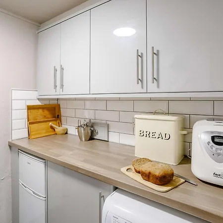 3 Bed In 81249